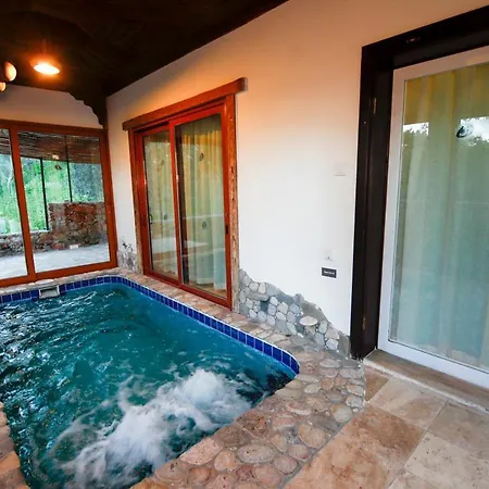 Sleeps 2 Pool Air Con Wifi