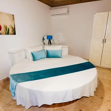 Sleeps 2 Pool Air Con Wifi *